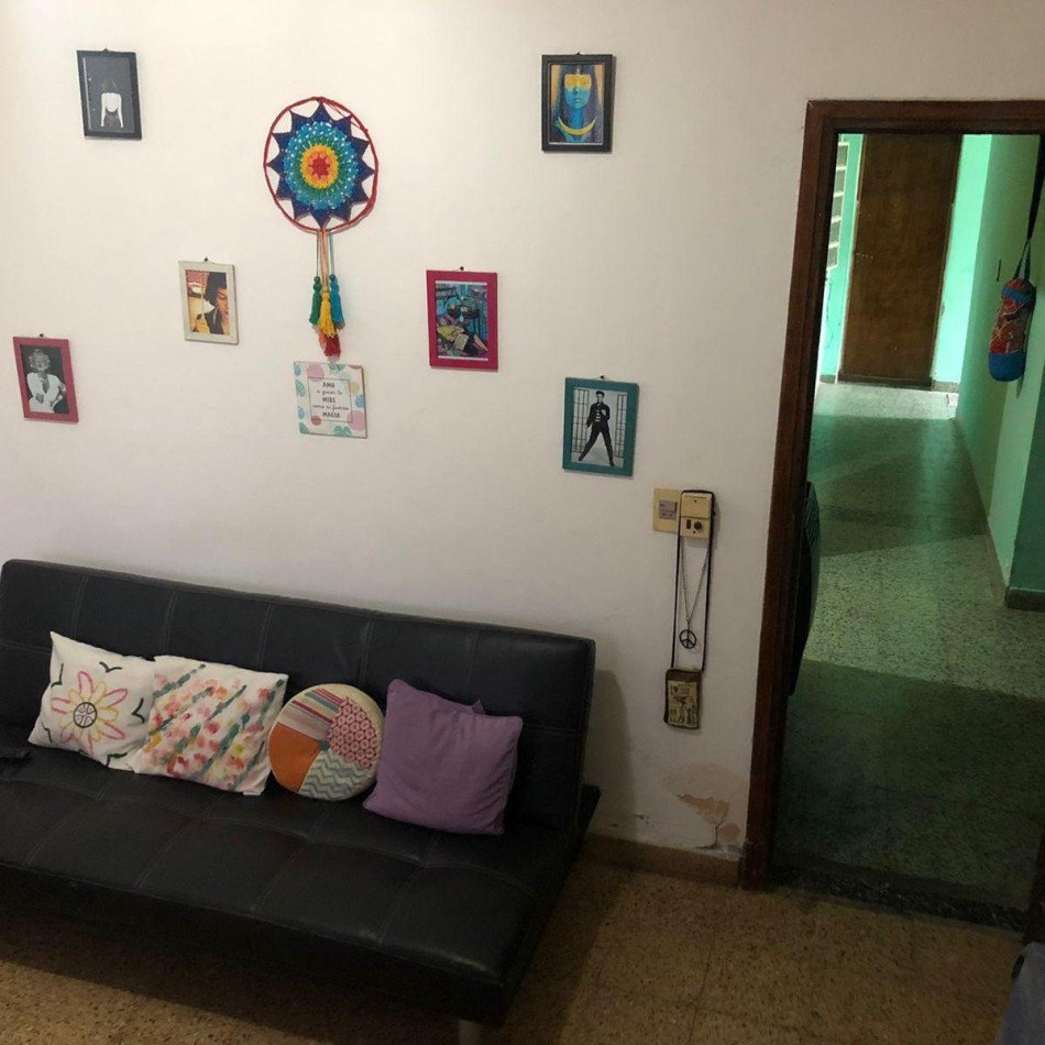 Casa 6 Ambientes con Pequeño Departamento Al Fondo