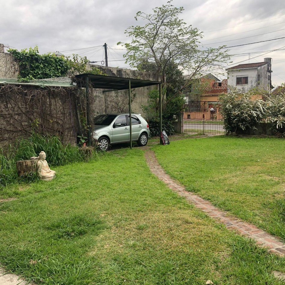 Casa 6 Ambientes con Pequeño Departamento Al Fondo