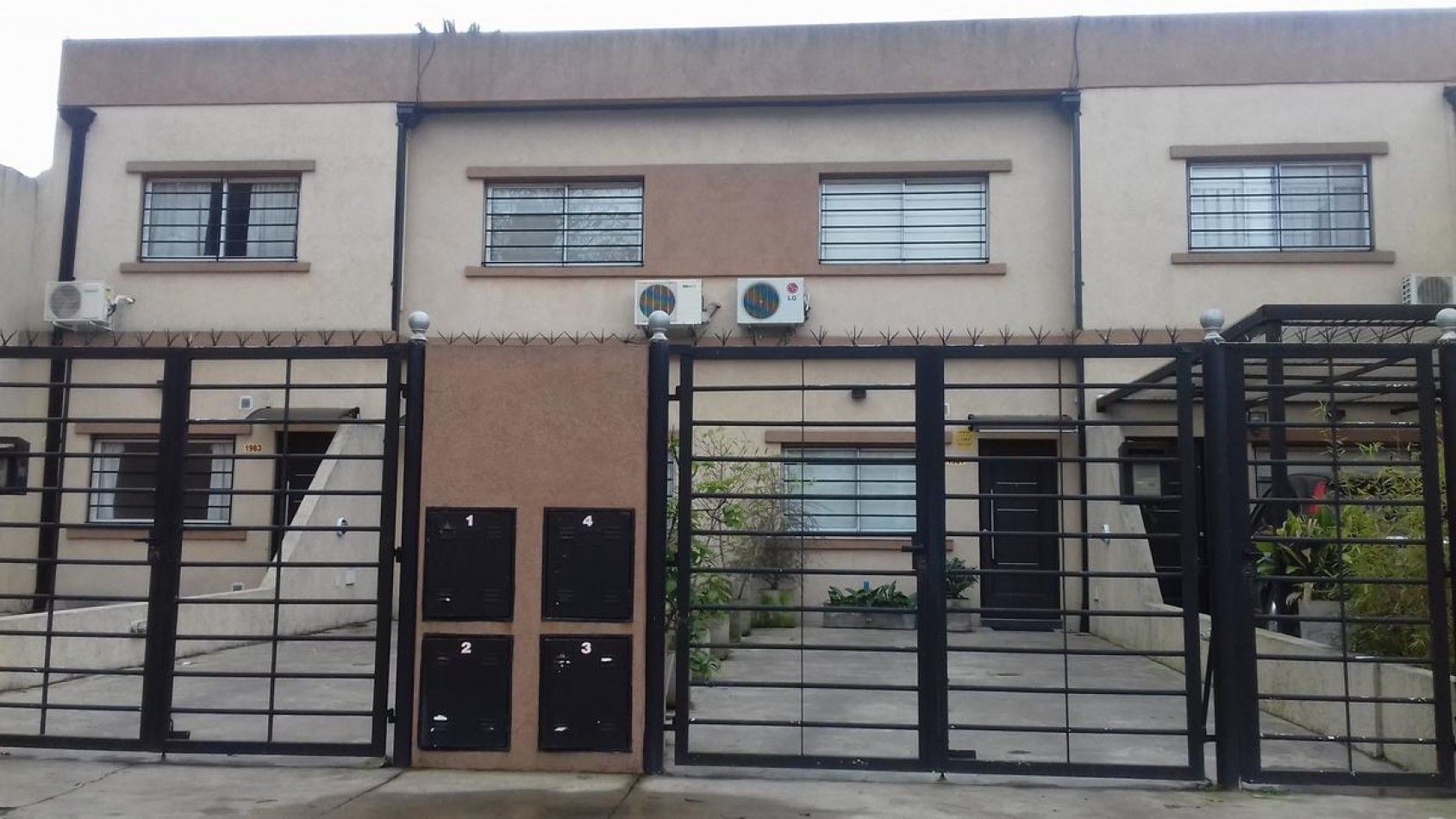 Venta - Duplex con Dos Cocheras, Excelente Zona