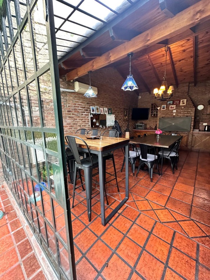 Oportunidad! Casa 5 Ambientes en Excelente Estado - Jardin y Pileta