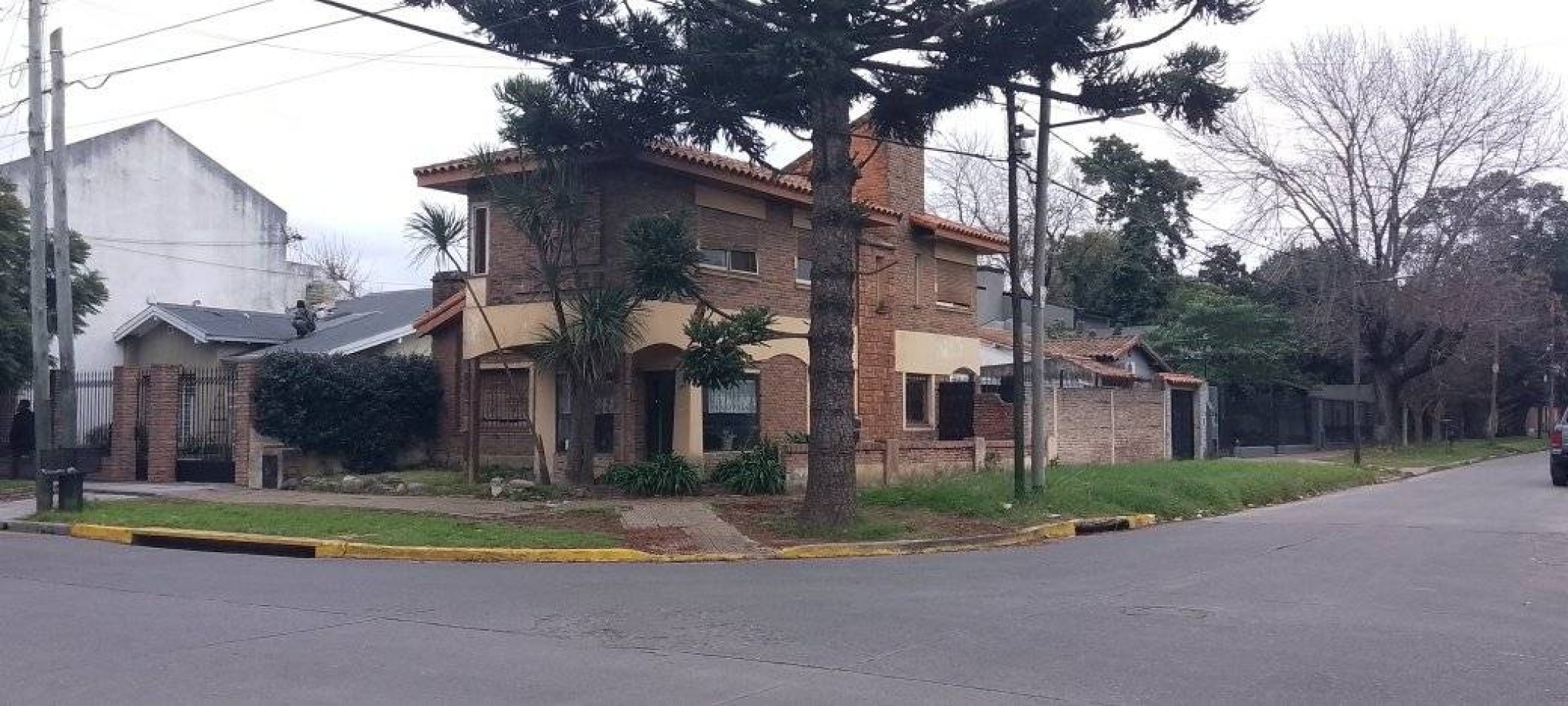 Gran casa 5 ambientes en esquina con piscina