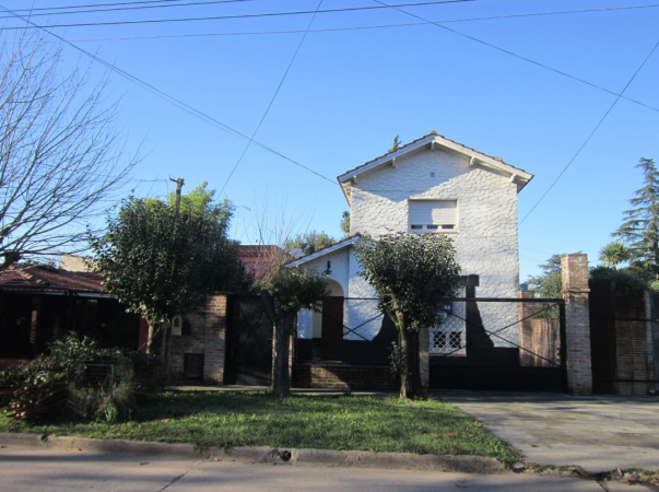 Casa 4 ambientes con amplio jardín al fondo