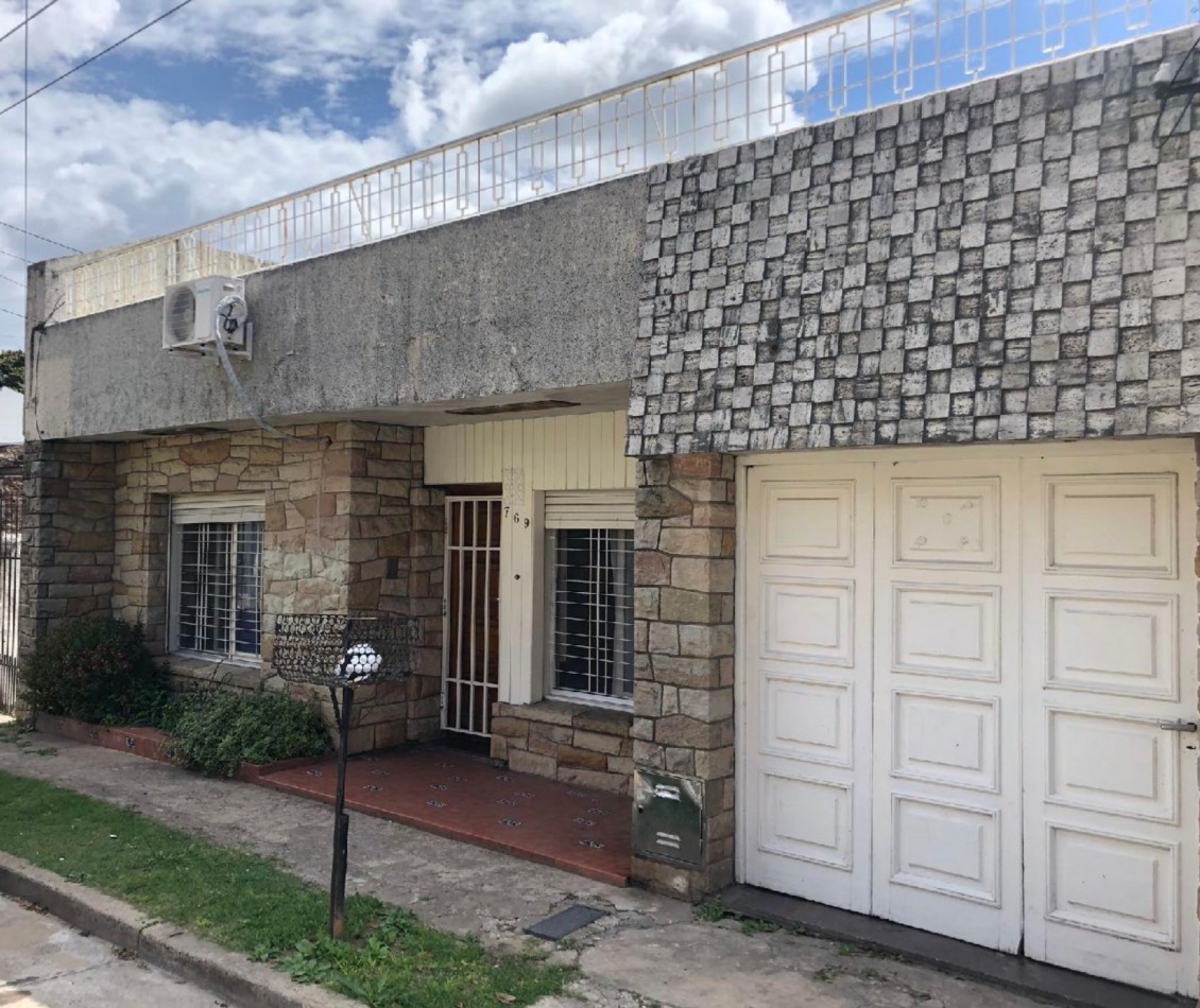 Hermosa casa 4 ambientes con terraza, pileta y jardin