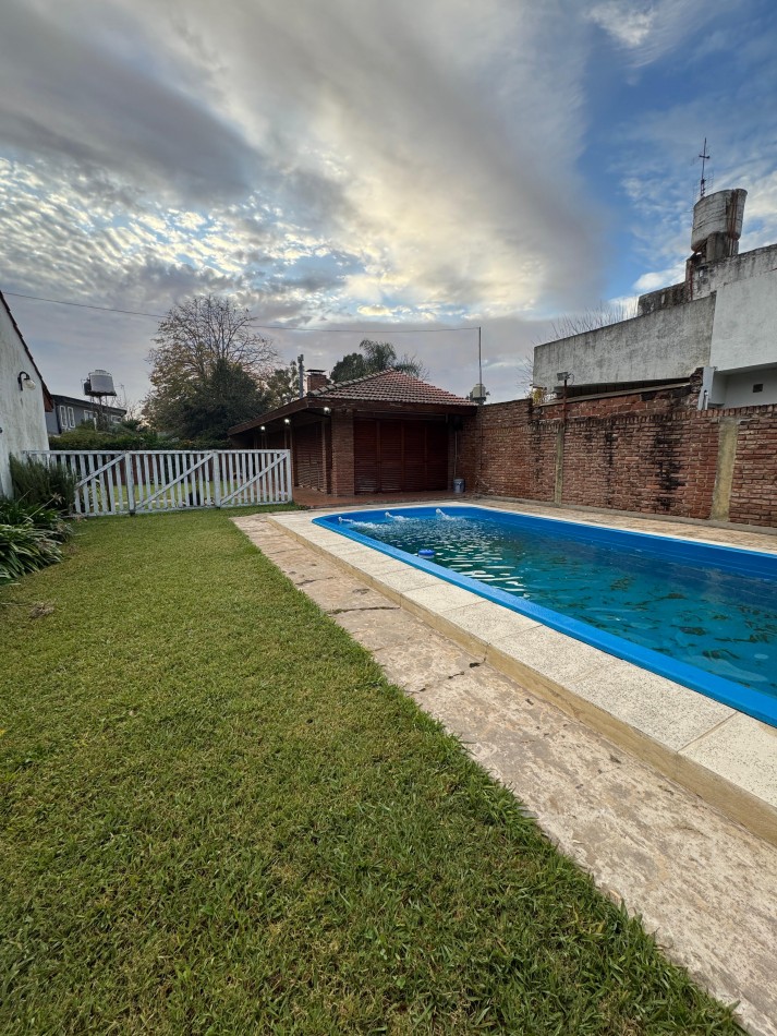 Gran Chalet 5 ambientes con jardin y pileta