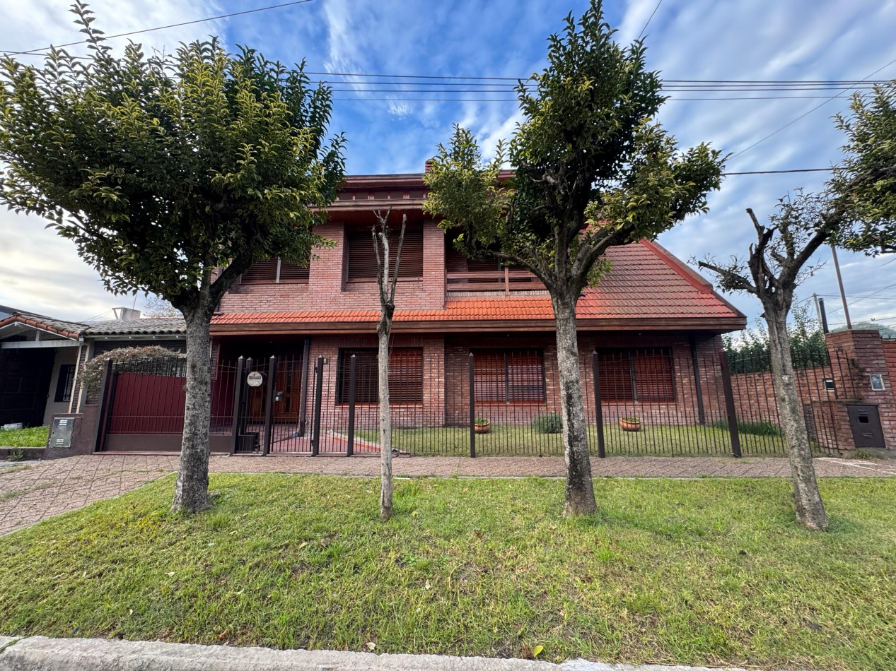 Gran Chalet 5 ambientes con jardin y pileta