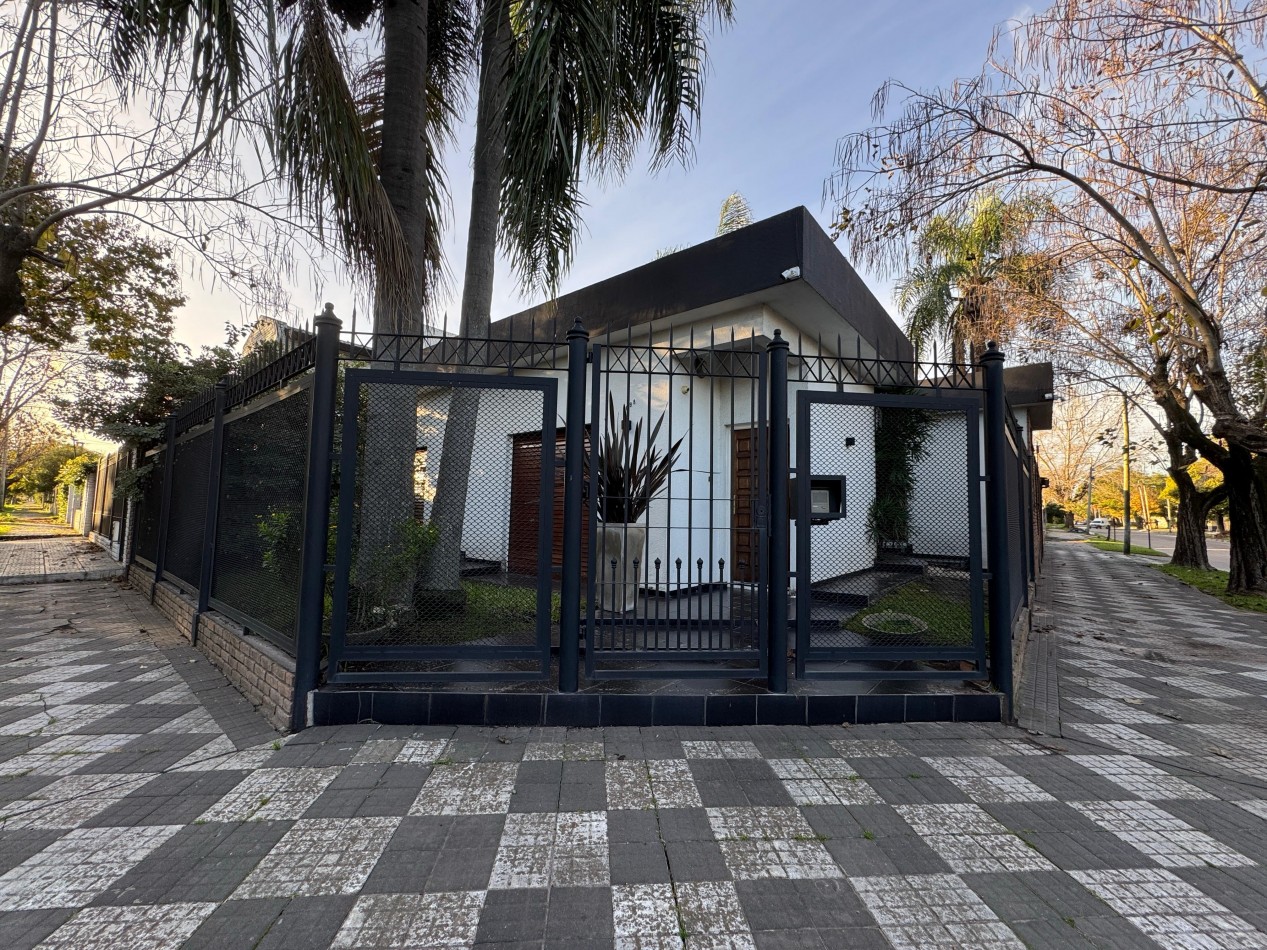 Chalet 3 ambientes con jardin, cochera y parrilla!