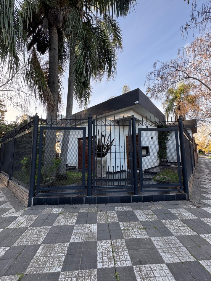 Chalet 3 ambientes con jardin, cochera y parrilla!