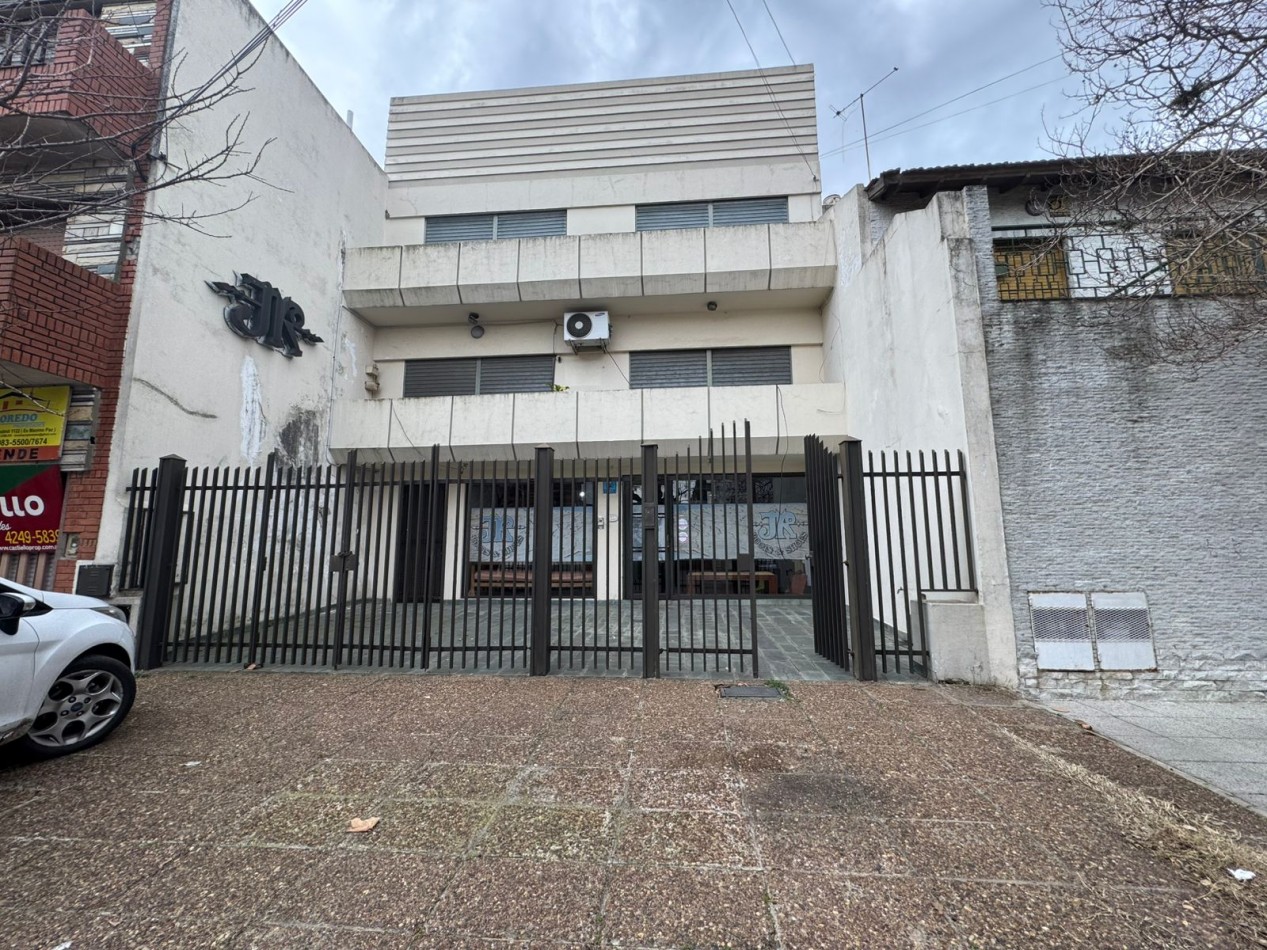 Galpon de 2 plantas con fuerza motriz, oficina y local comercial- Buena ubicacion