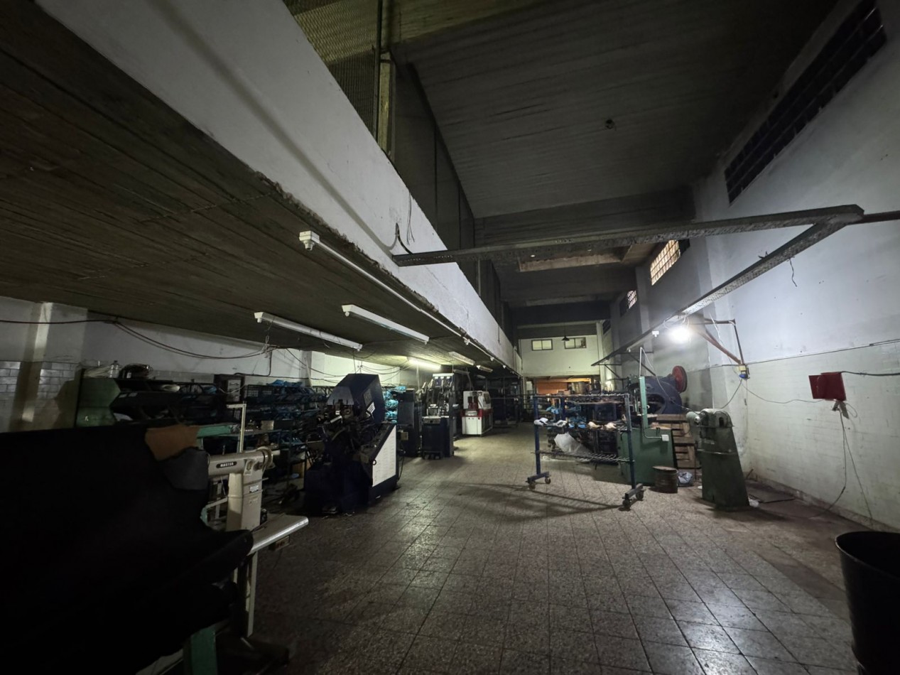 Galpon de 2 plantas con fuerza motriz, oficina y local comercial- Buena ubicacion