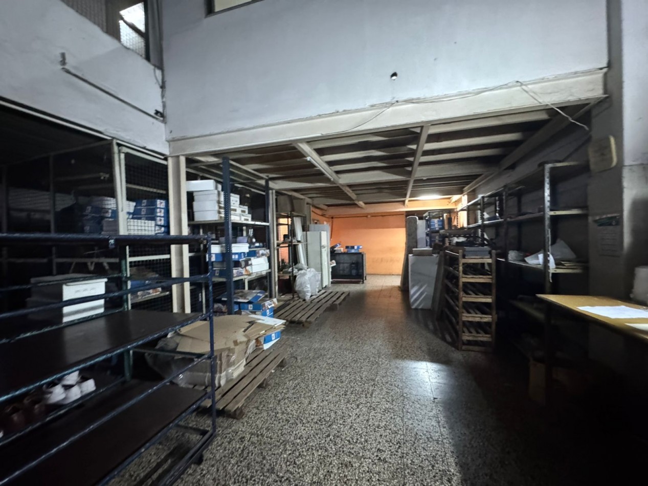 Galpon de 2 plantas con fuerza motriz, oficina y local comercial- Buena ubicacion
