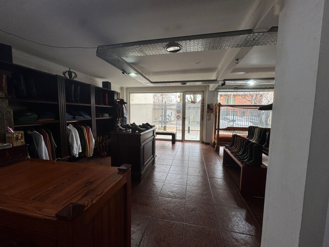 Galpon de 2 plantas con fuerza motriz, oficina y local comercial- Buena ubicacion