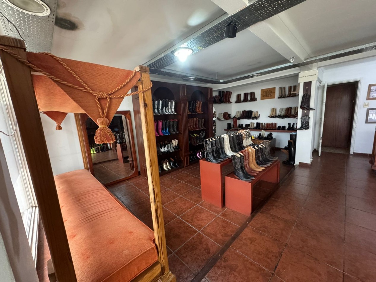 Galpon de 2 plantas con fuerza motriz, oficina y local comercial- Buena ubicacion