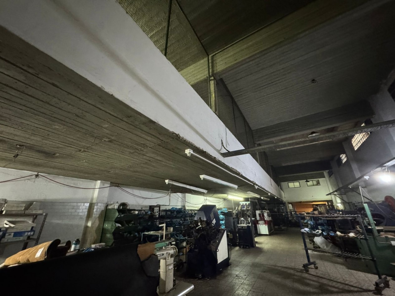 Galpon de 2 plantas con fuerza motriz, oficina y local comercial- Buena ubicacion