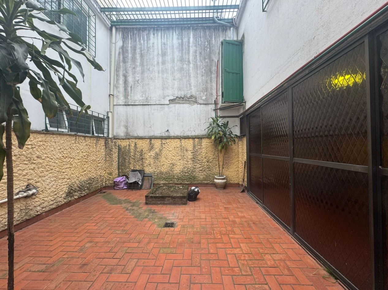 Galpon de 2 plantas con fuerza motriz, oficina y local comercial- Buena ubicacion