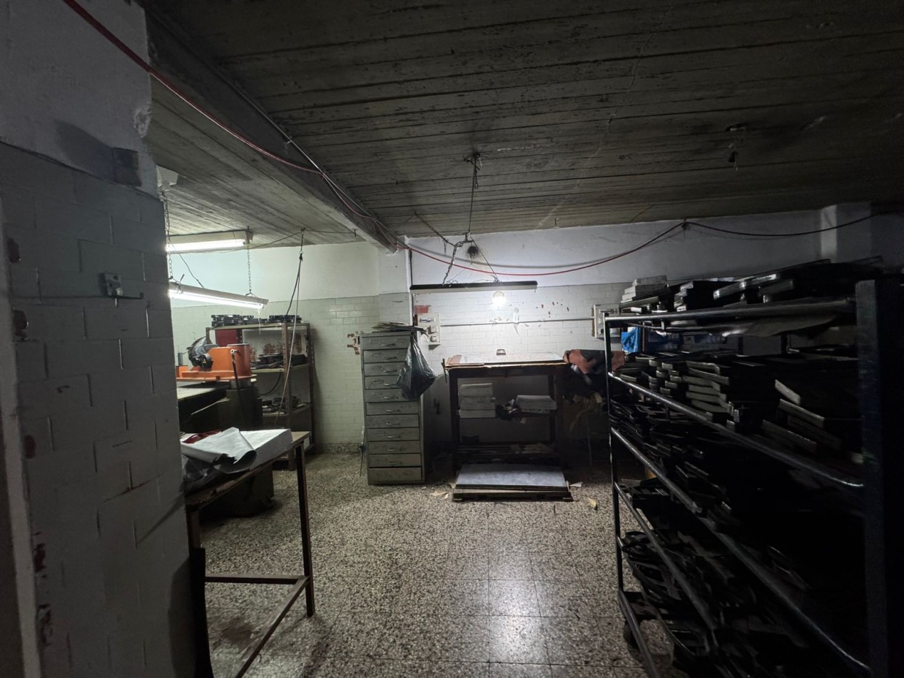 Galpon de 2 plantas con fuerza motriz, oficina y local comercial- Buena ubicacion