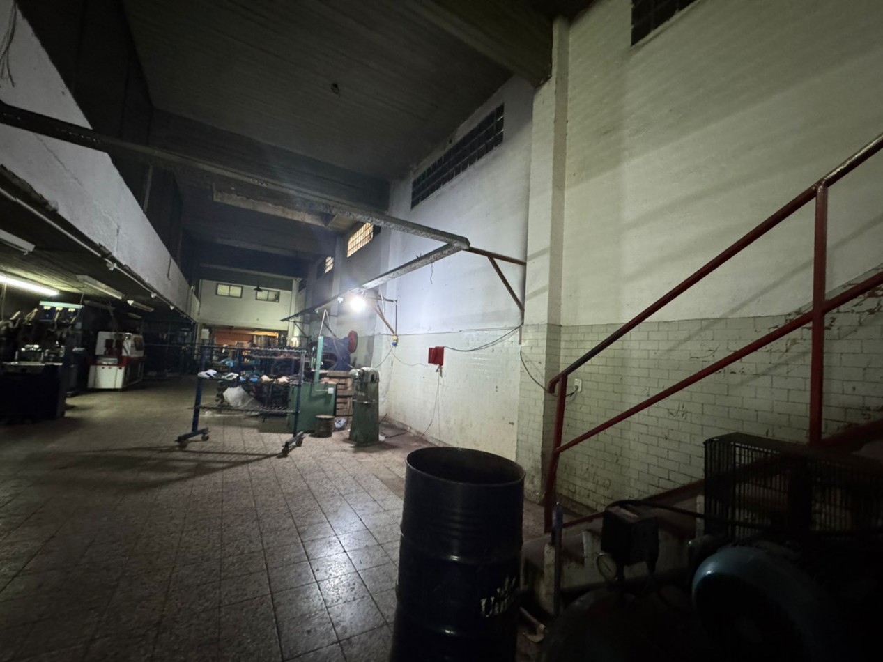 Galpon de 2 plantas con fuerza motriz, oficina y local comercial- Buena ubicacion