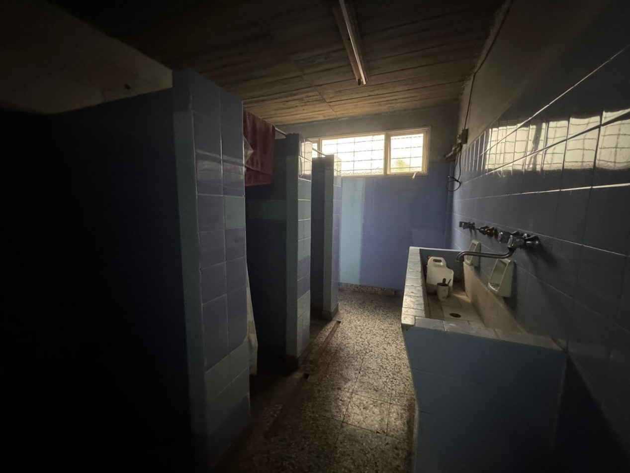 Galpon de 2 plantas con fuerza motriz, oficina y local comercial- Buena ubicacion