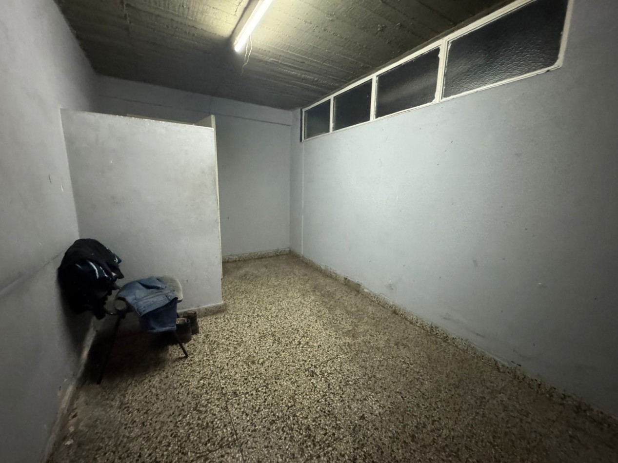 Galpon de 2 plantas con fuerza motriz, oficina y local comercial- Buena ubicacion