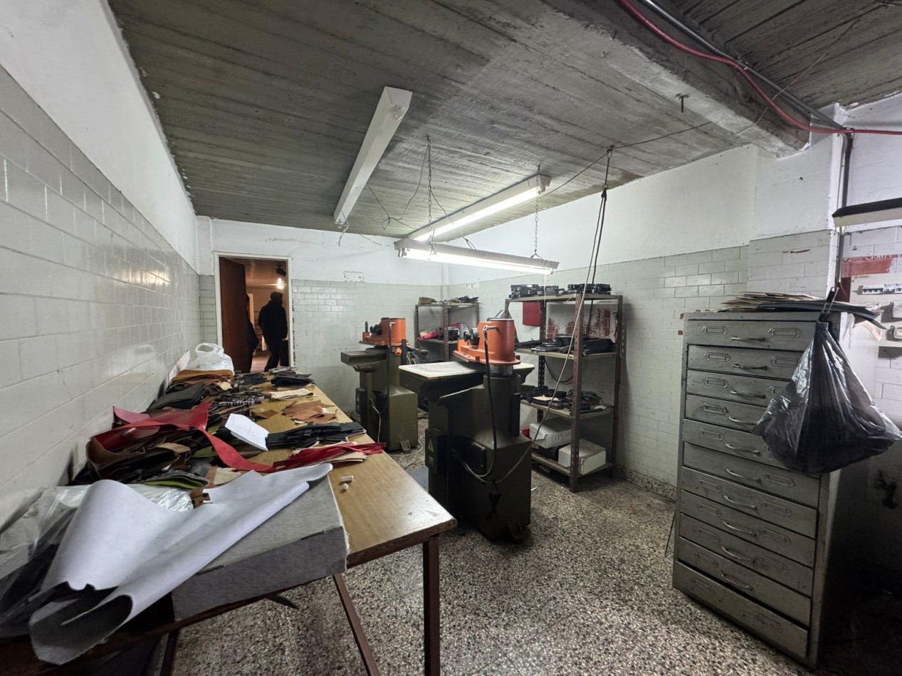 Galpon de 2 plantas con fuerza motriz, oficina y local comercial- Buena ubicacion