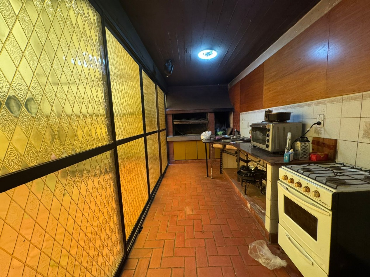 Galpon de 2 plantas con fuerza motriz, oficina y local comercial- Buena ubicacion