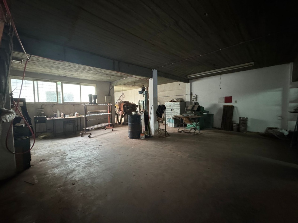 Galpon de 2 plantas con fuerza motriz, oficina y local comercial- Buena ubicacion