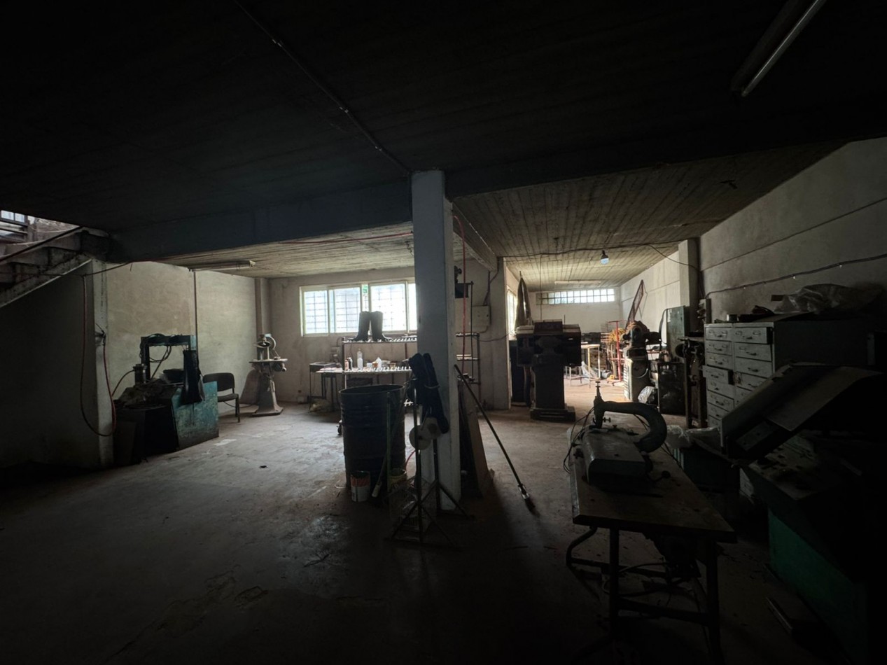 Galpon de 2 plantas con fuerza motriz, oficina y local comercial- Buena ubicacion