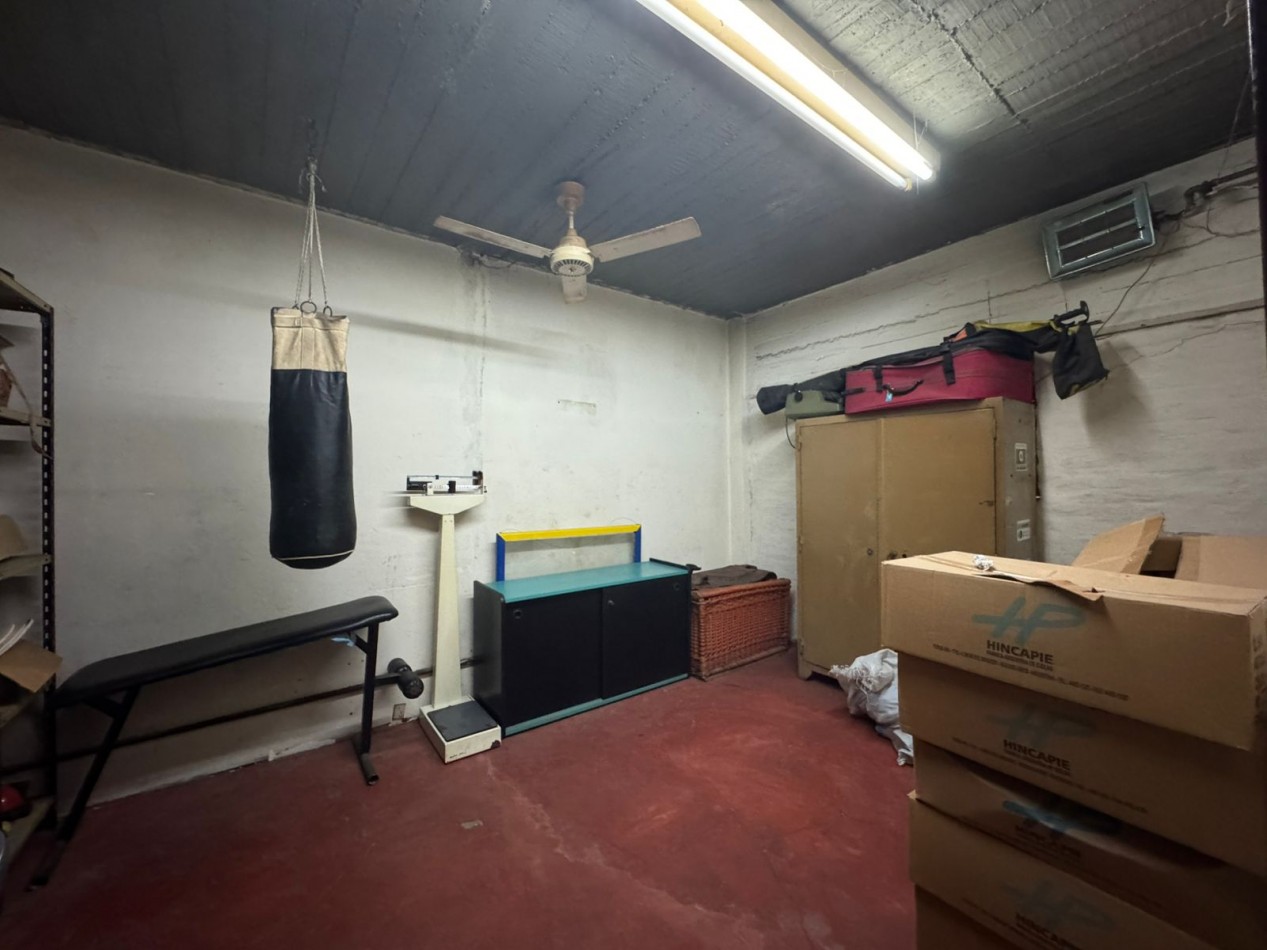 Galpon de 2 plantas con fuerza motriz, oficina y local comercial- Buena ubicacion