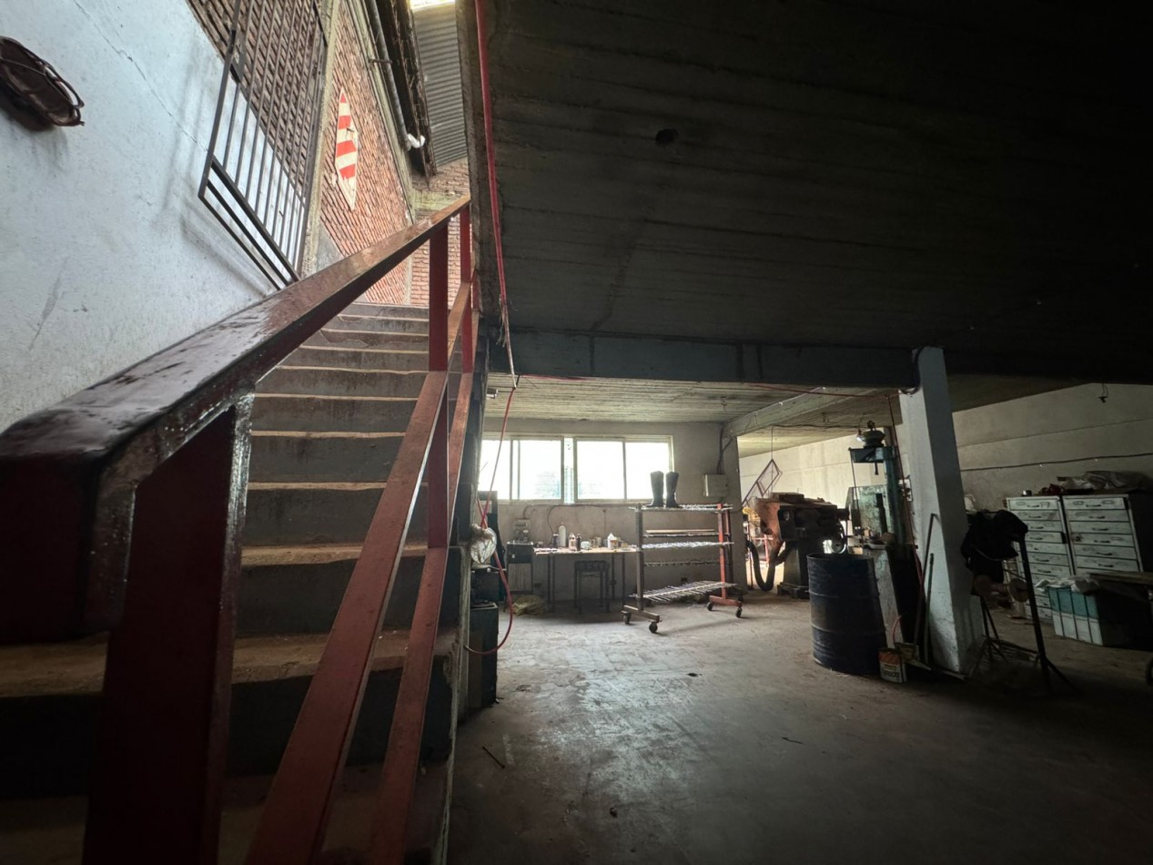 Galpon de 2 plantas con fuerza motriz, oficina y local comercial- Buena ubicacion