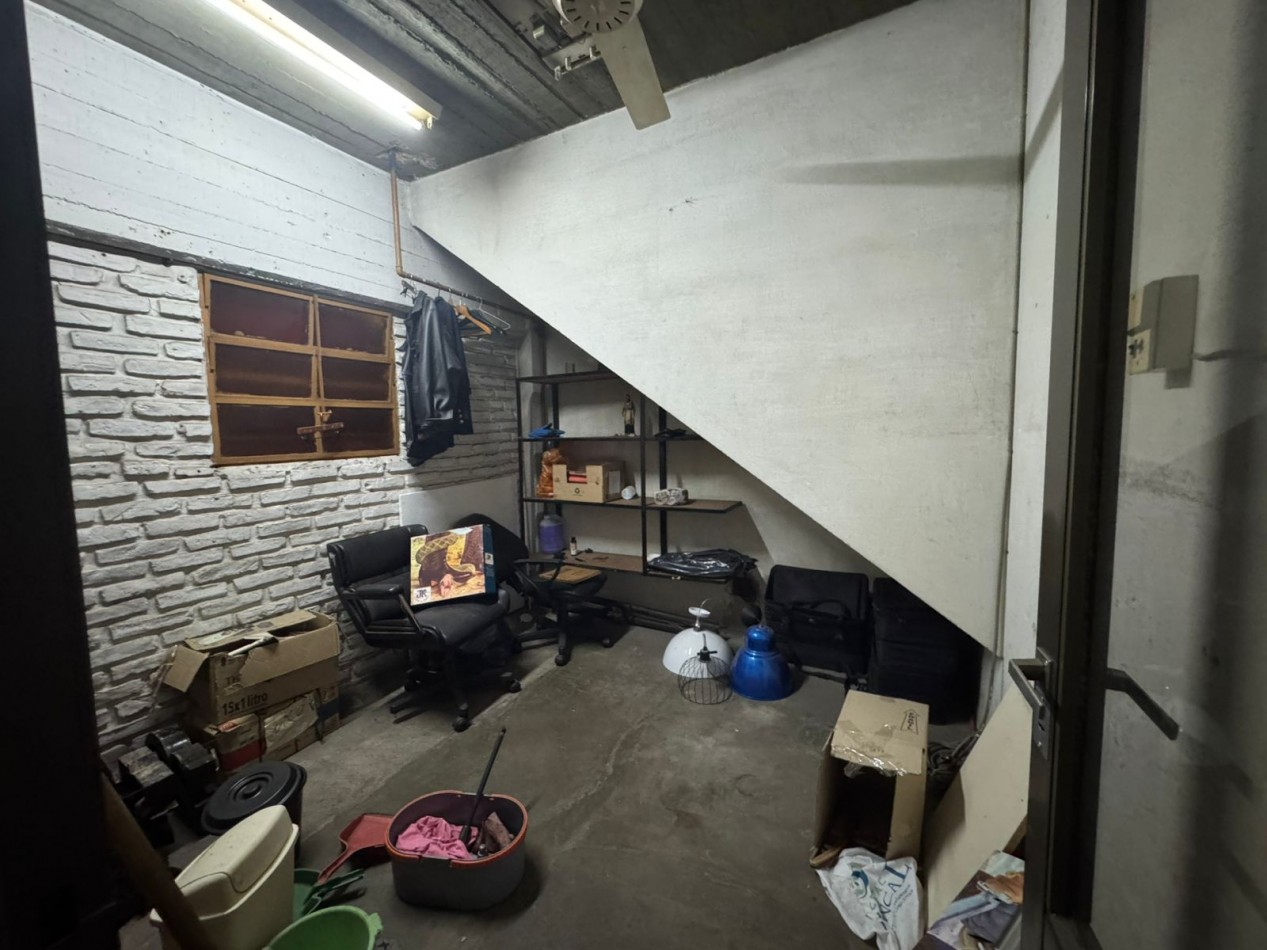 Galpon de 2 plantas con fuerza motriz, oficina y local comercial- Buena ubicacion