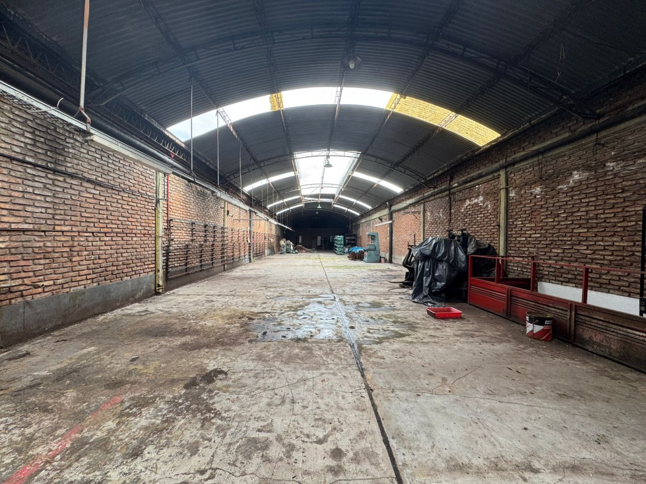 Galpon de 2 plantas con fuerza motriz, oficina y local comercial- Buena ubicacion