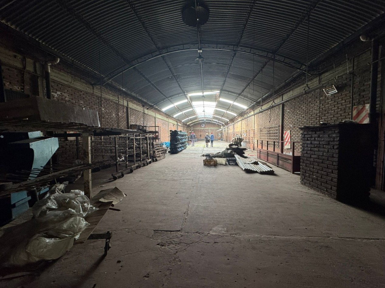 Galpon de 2 plantas con fuerza motriz, oficina y local comercial- Buena ubicacion