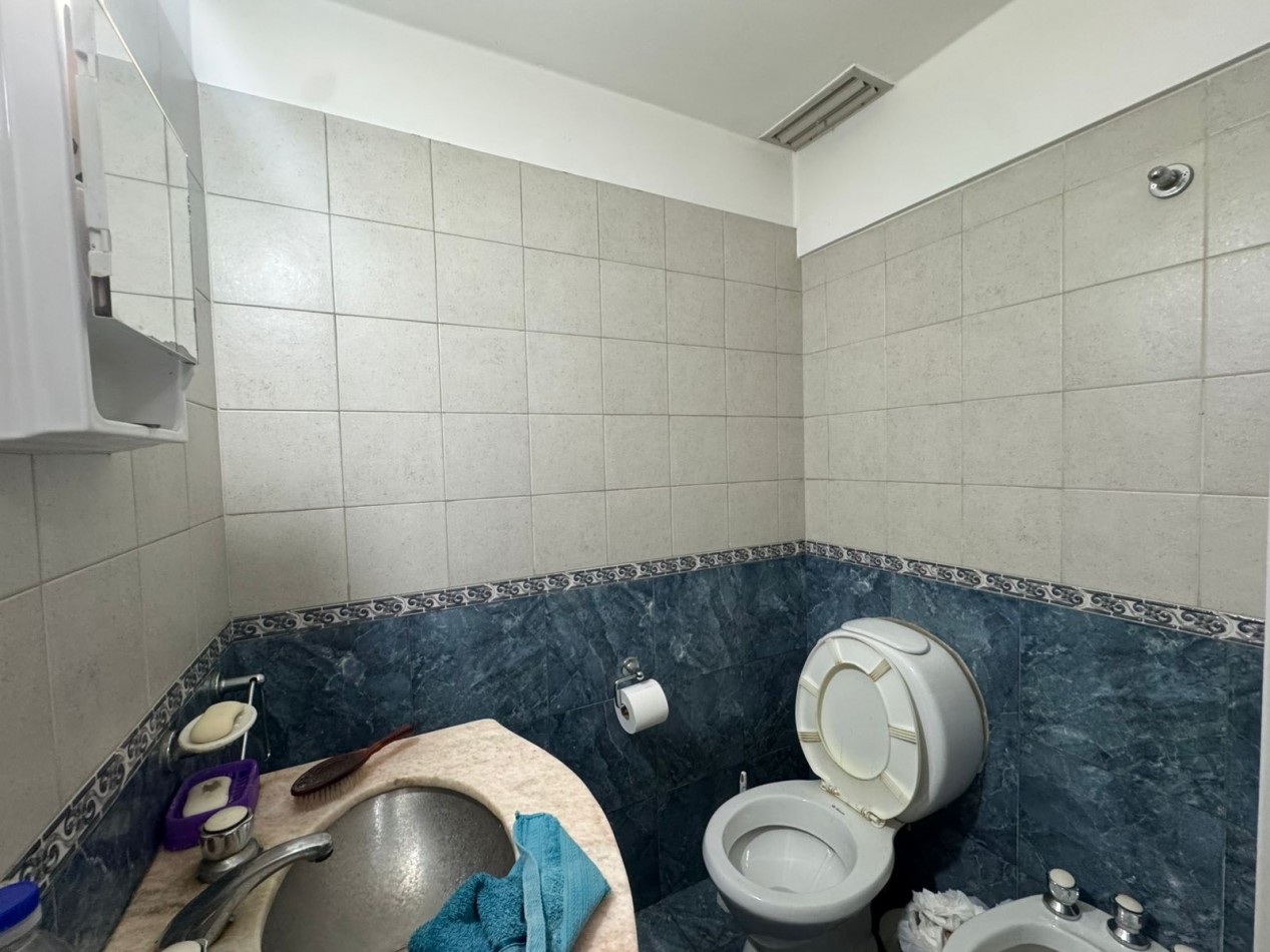 Galpon de 2 plantas con fuerza motriz, oficina y local comercial- Buena ubicacion