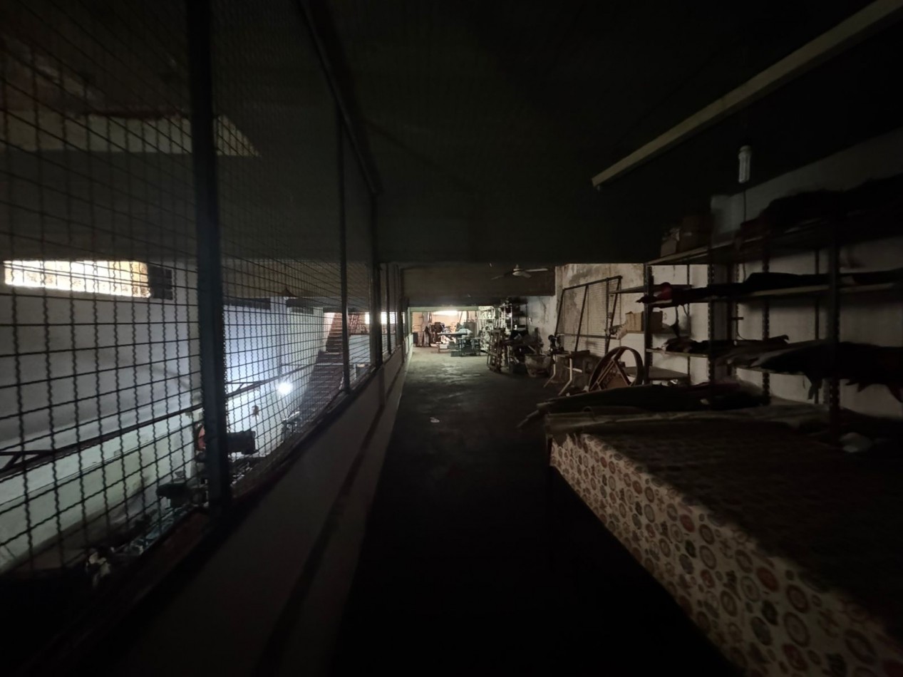 Galpon de 2 plantas con fuerza motriz, oficina y local comercial- Buena ubicacion