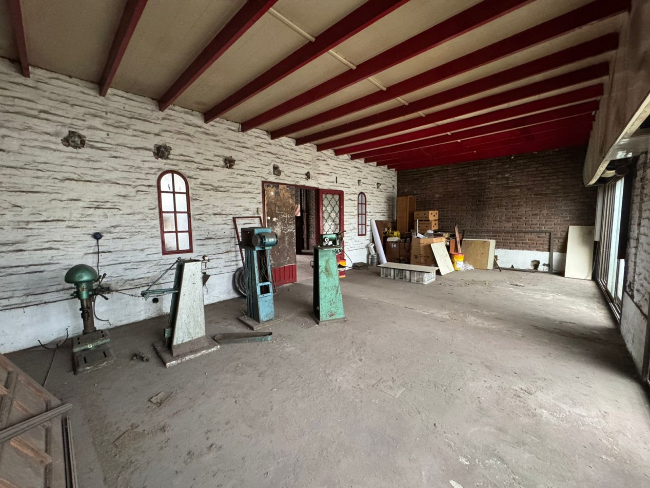 Galpon de 2 plantas con fuerza motriz, oficina y local comercial- Buena ubicacion