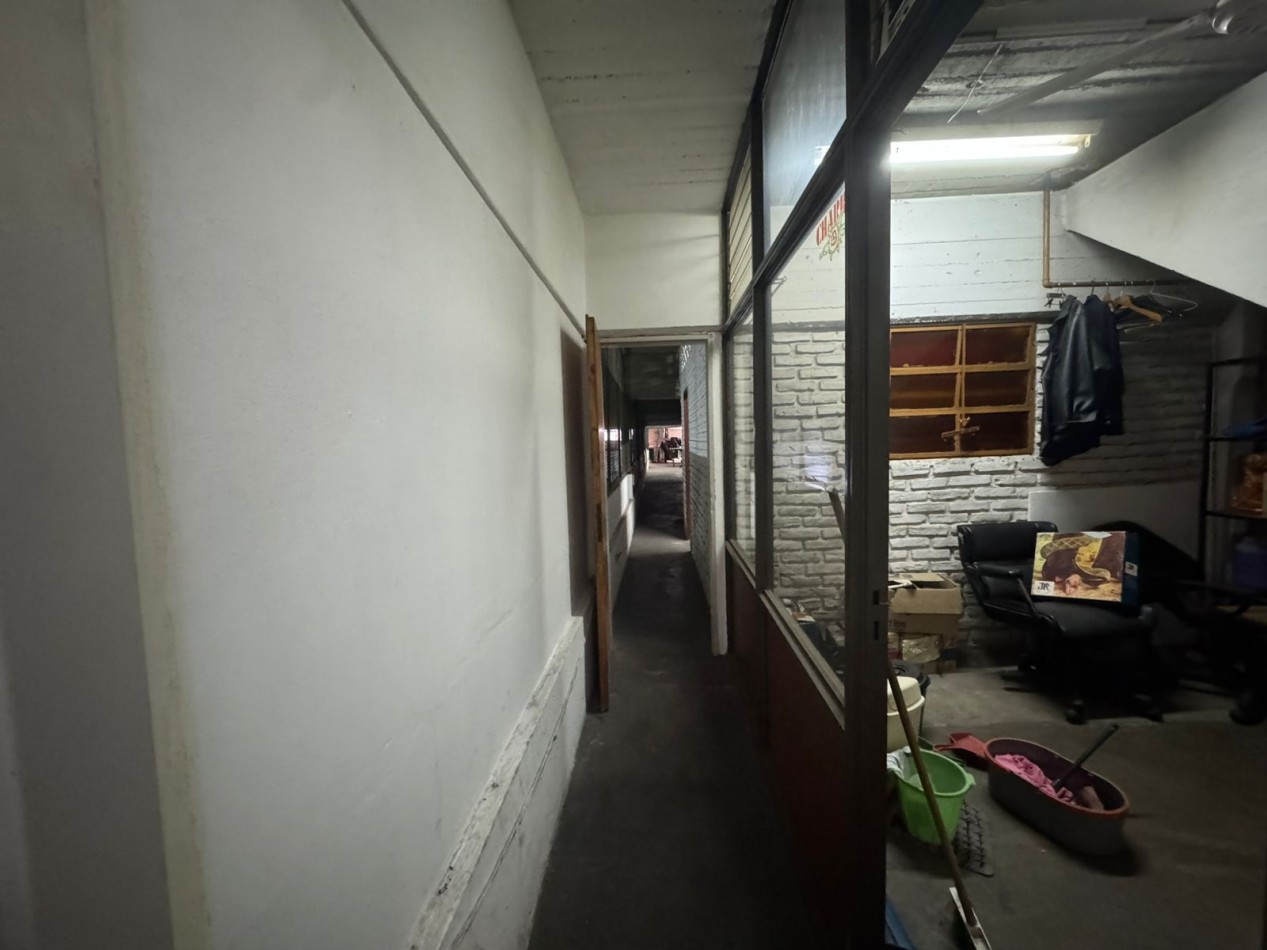 Galpon de 2 plantas con fuerza motriz, oficina y local comercial- Buena ubicacion