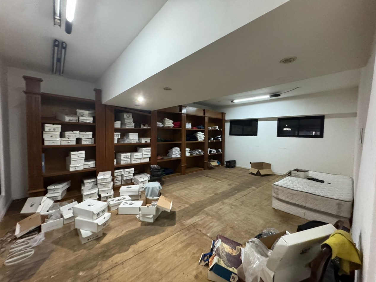 Galpon de 2 plantas con fuerza motriz, oficina y local comercial- Buena ubicacion