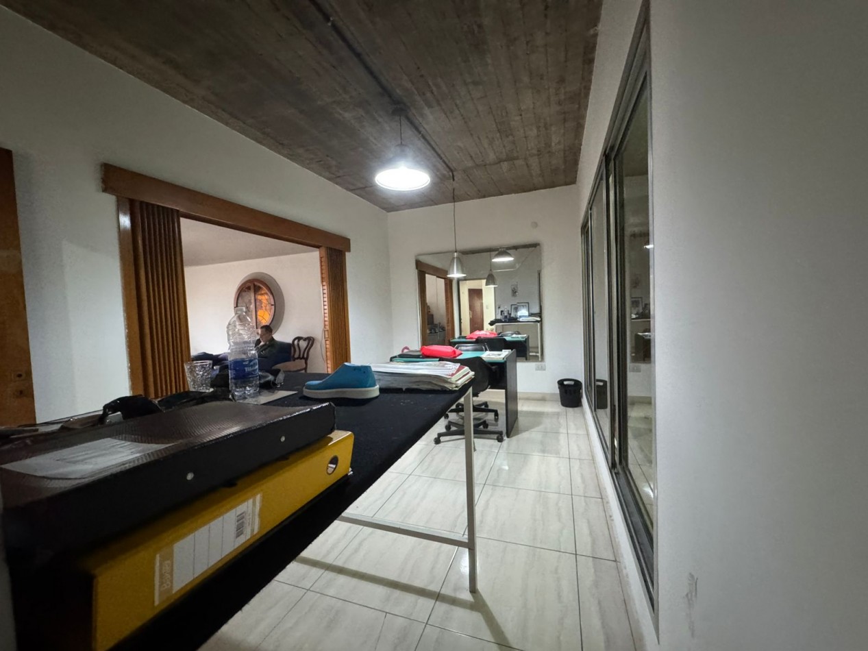 Galpon de 2 plantas con fuerza motriz, oficina y local comercial- Buena ubicacion