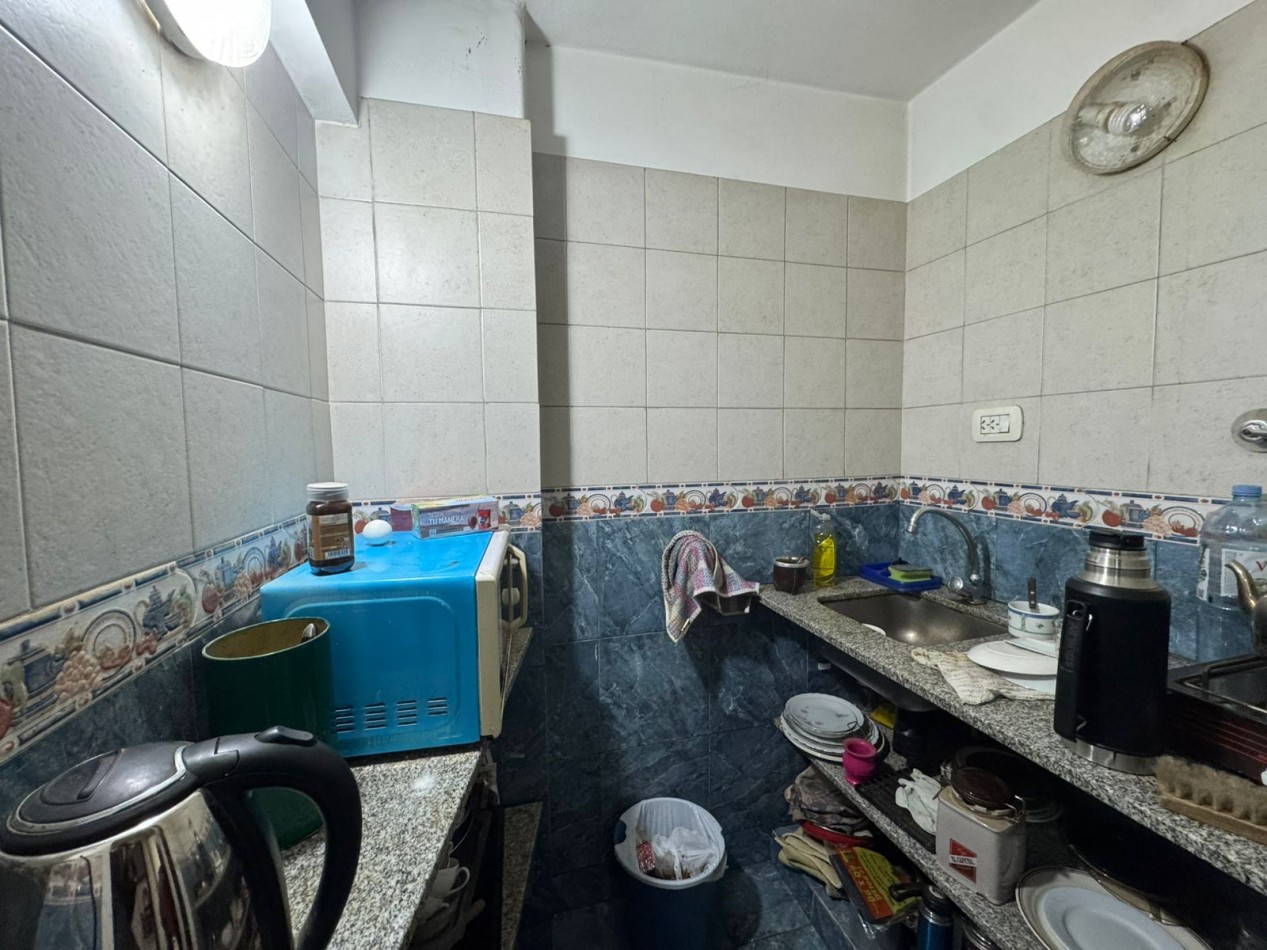 Galpon de 2 plantas con fuerza motriz, oficina y local comercial- Buena ubicacion