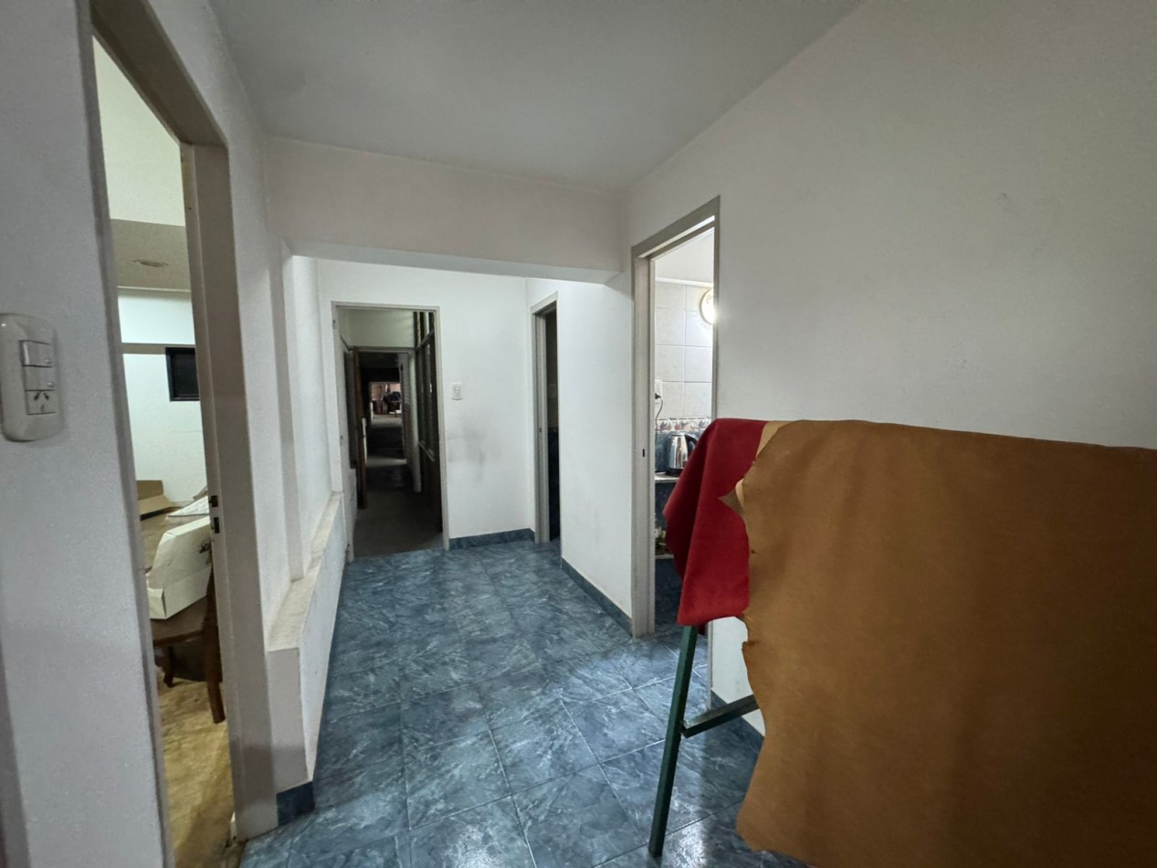 Galpon de 2 plantas con fuerza motriz, oficina y local comercial- Buena ubicacion