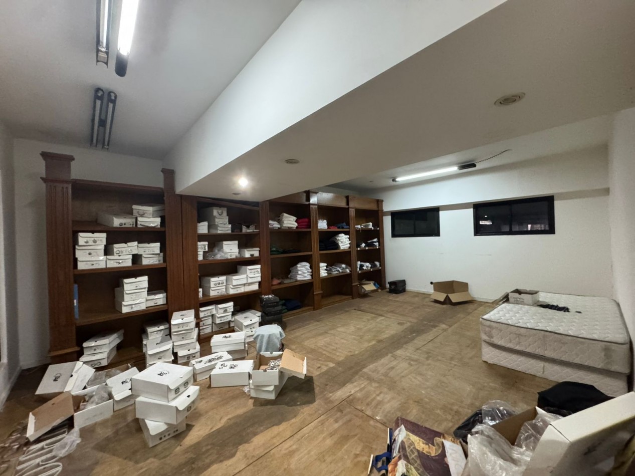 Galpon de 2 plantas con fuerza motriz, oficina y local comercial- Buena ubicacion