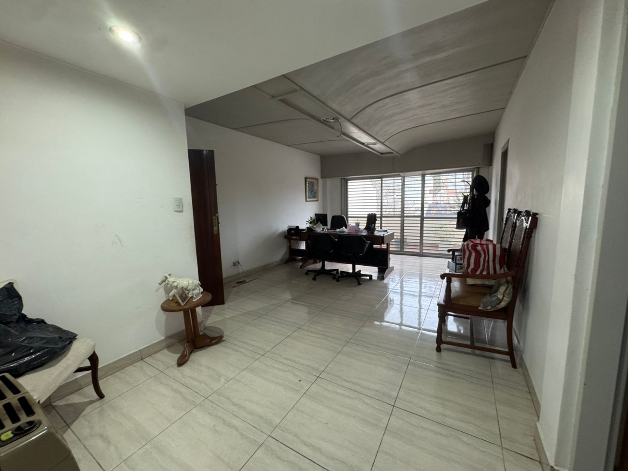 Galpon de 2 plantas con fuerza motriz, oficina y local comercial- Buena ubicacion