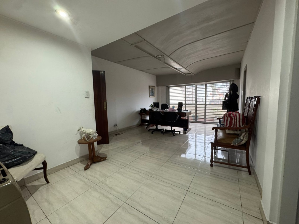 Galpon de 2 plantas con fuerza motriz, oficina y local comercial- Buena ubicacion