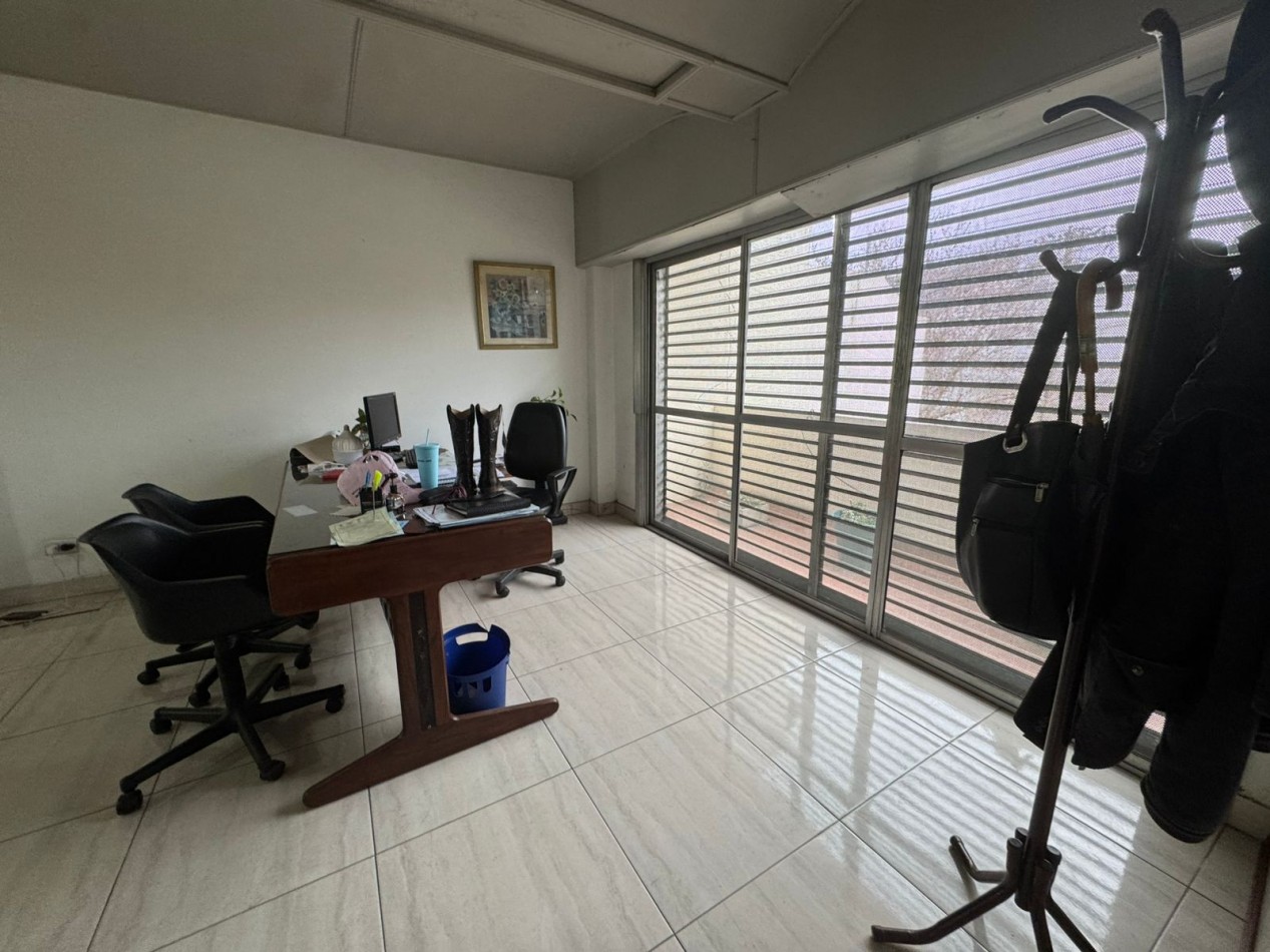 Galpon de 2 plantas con fuerza motriz, oficina y local comercial- Buena ubicacion