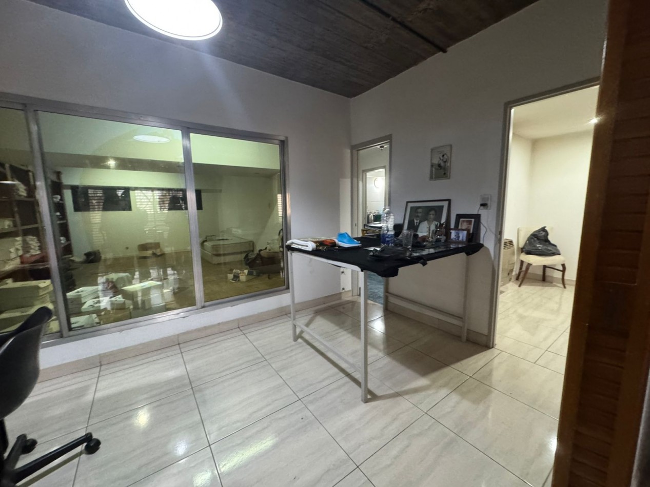 Galpon de 2 plantas con fuerza motriz, oficina y local comercial- Buena ubicacion