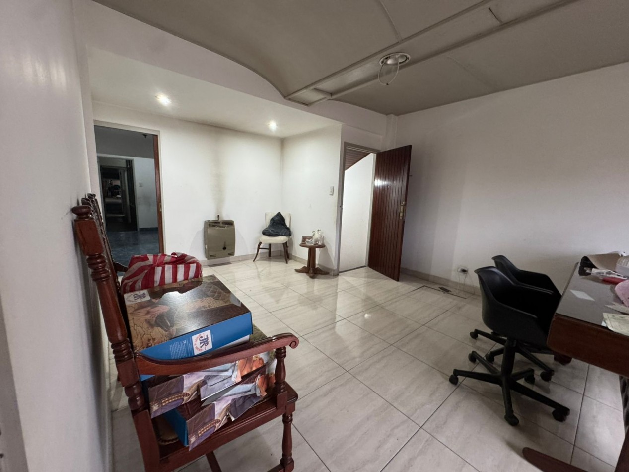 Galpon de 2 plantas con fuerza motriz, oficina y local comercial- Buena ubicacion