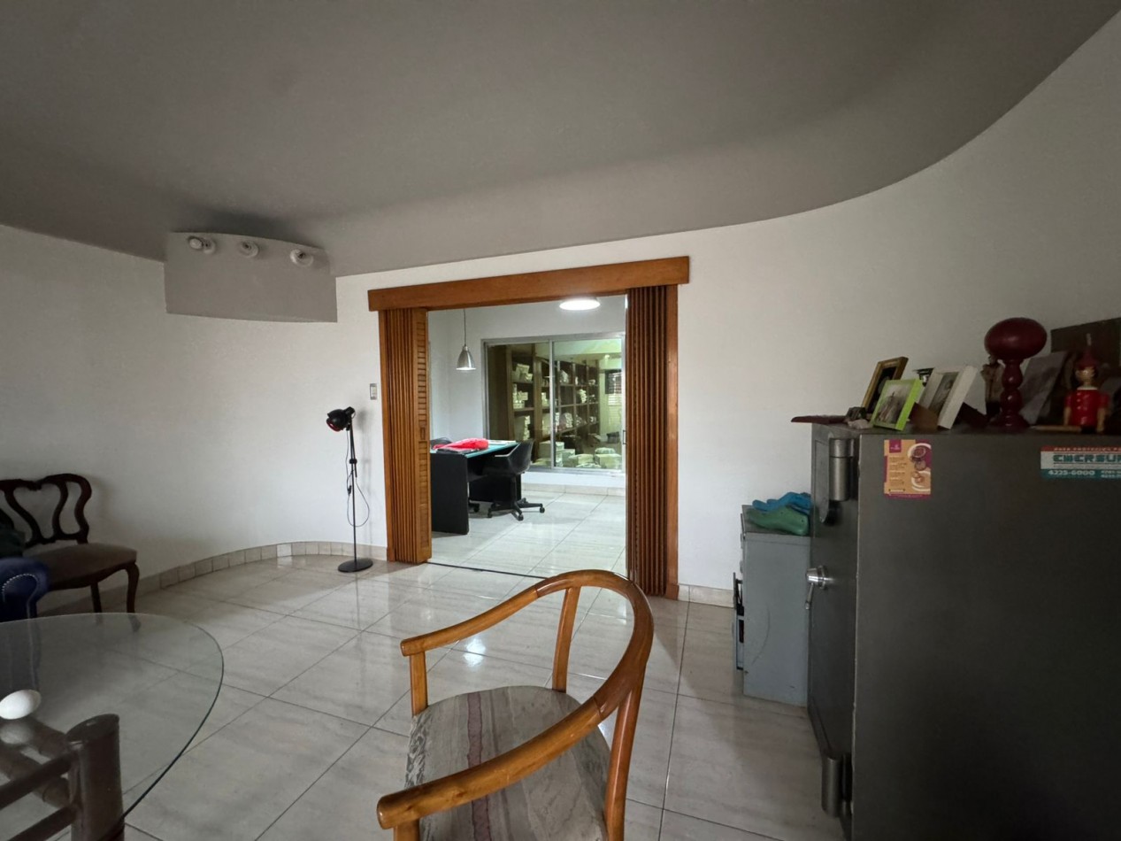 Galpon de 2 plantas con fuerza motriz, oficina y local comercial- Buena ubicacion