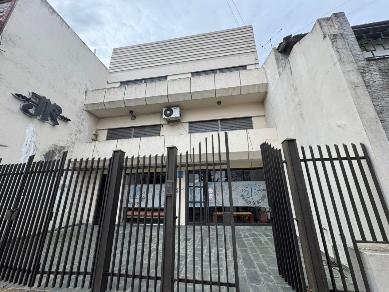 Galpon de 2 plantas con fuerza motriz, oficina y local comercial- Buena ubicacion