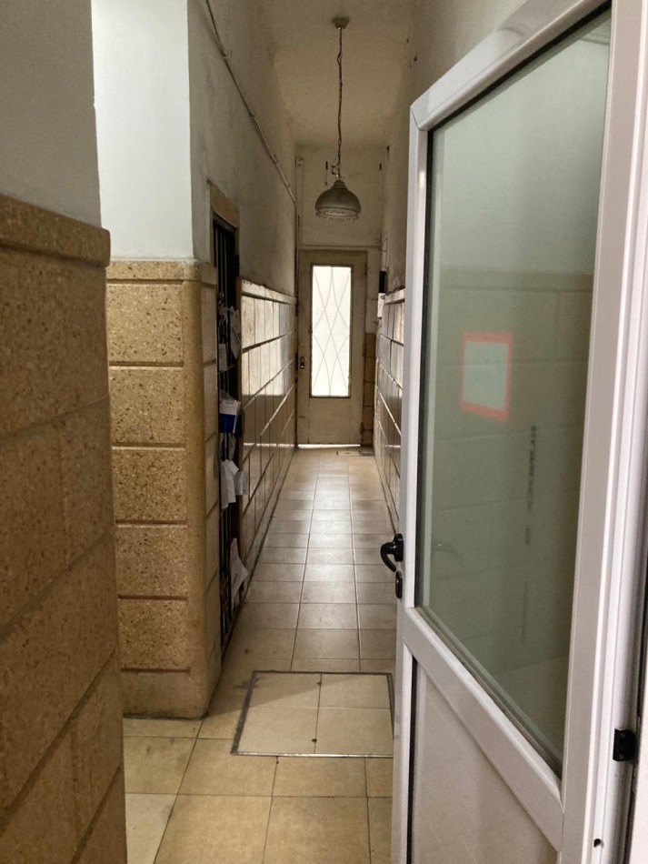 Local comercial con departamento al fondo
