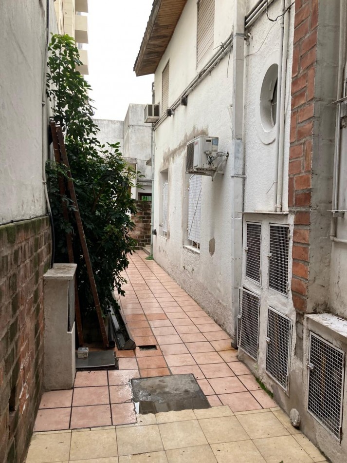 Local comercial con departamento al fondo