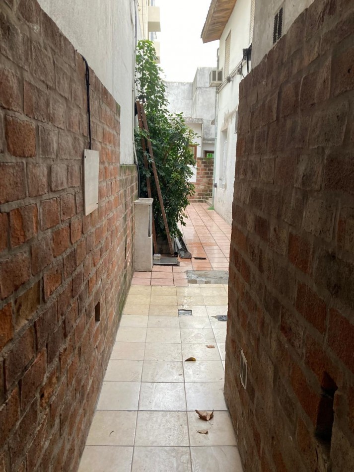 Local comercial con departamento al fondo